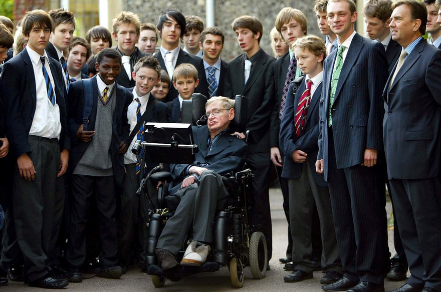 Hawking: Từ bệnh nhân xơ cứng teo cơ tới thiên tài vật lý